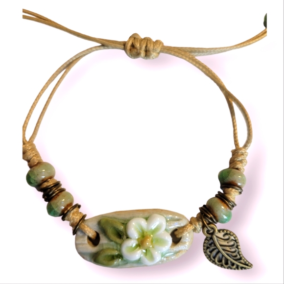 Source Unknown Jewelry - Bracelet with clay bar of a flower and leaves